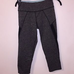 Side Mesh Detail Capri Yoga Pants